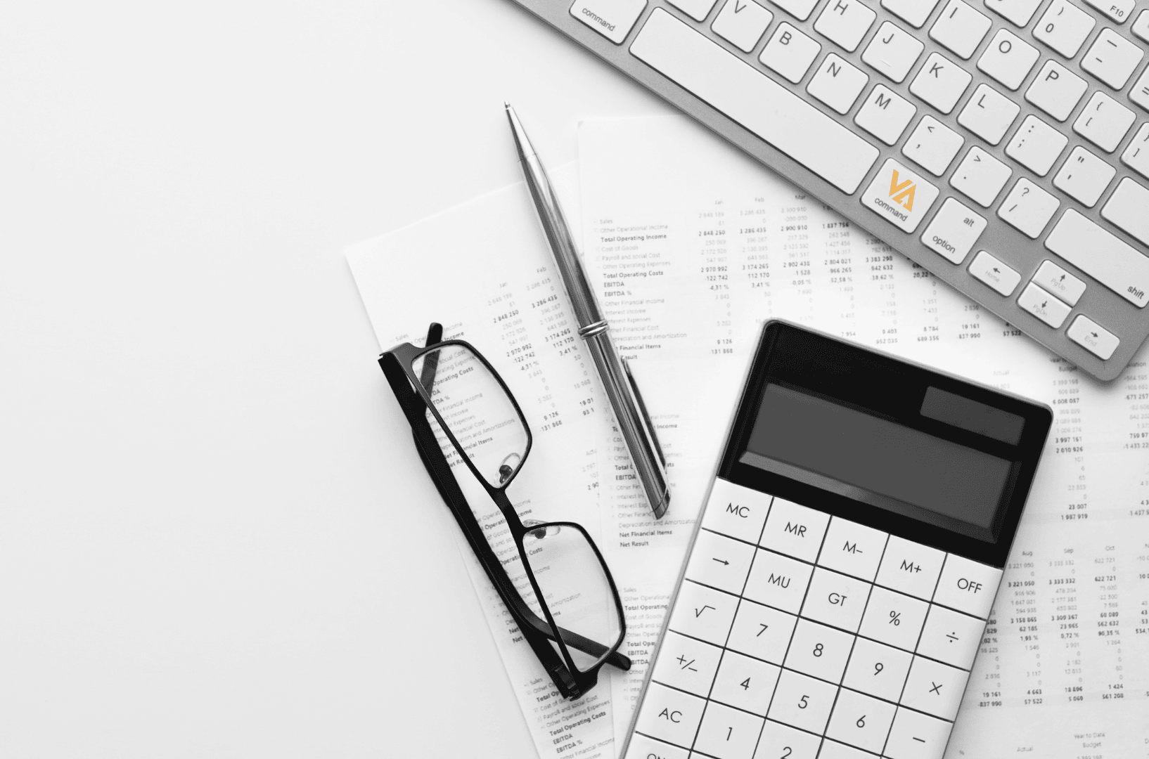 Weißer Schreibtisch mit Brille, Tastatur, Stift und Block.