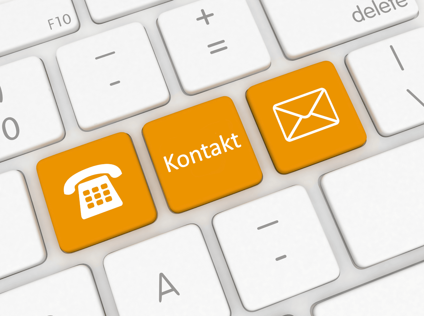 Weiße Tastatur mit orangefarbenen Tasten für Telefon, Mail und Kontakt.