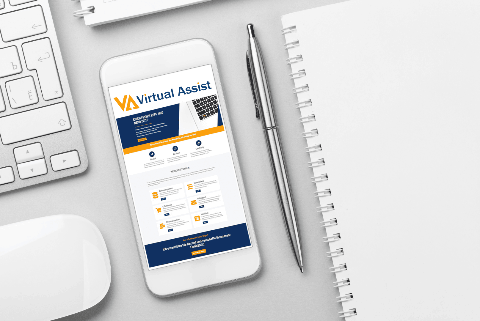 Weißer Schreibtisch mit Mouse, Tastatur, Smartphone und Kugelschreiber