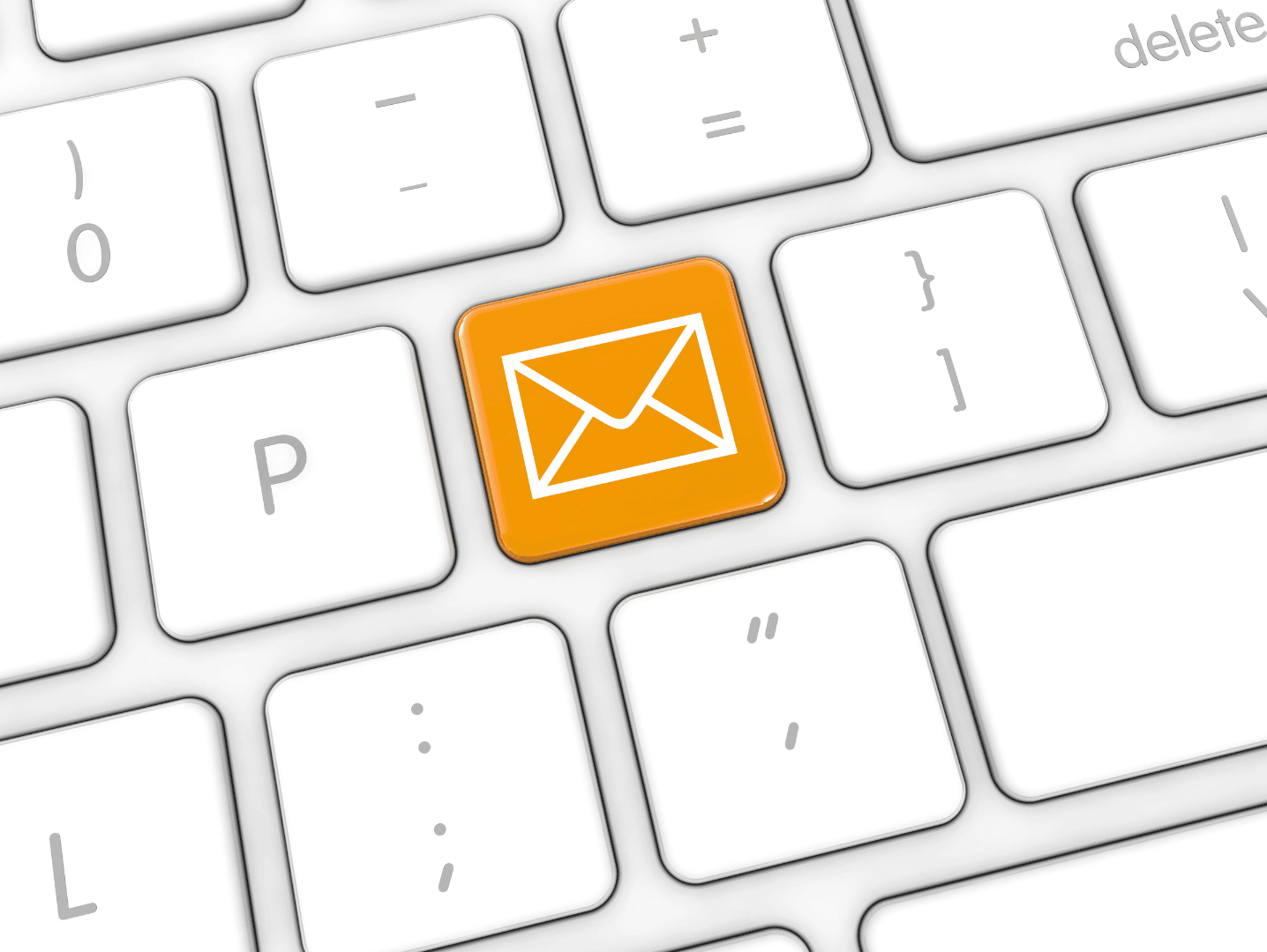 Weiße Tastatur mit orangefarbener Mail-Taste